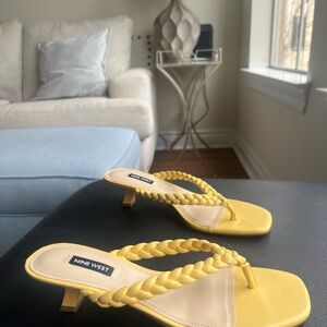 Nine West Yellow Braided Thong Kitten Heel Sz 8